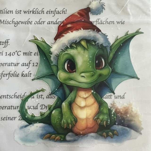 Drache mit Weihnachtsmütze 15x12cm 