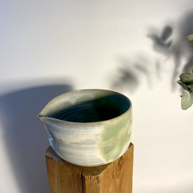 Matcha Schale creme-grün mit Ausguss