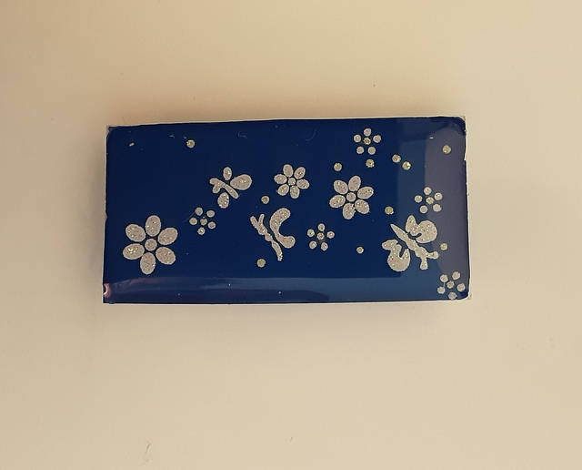 Broche petit rectangle collection Floral fond bleu profond fleurs et papillons scintillants