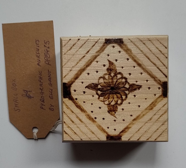 Small box with geometric lid design 
