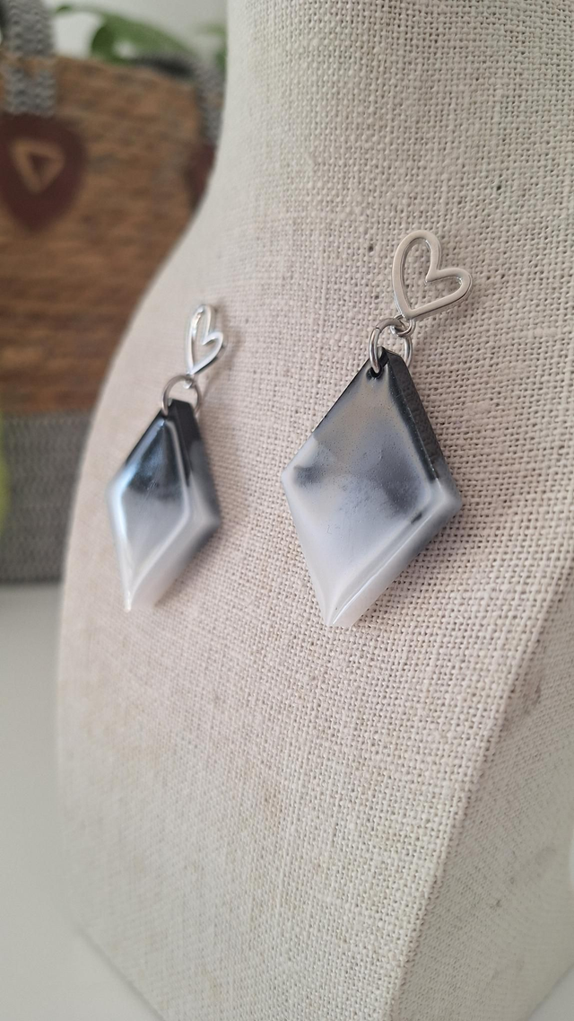 Boucles oreilles losanges noirs et blanc / cœurs argentés 