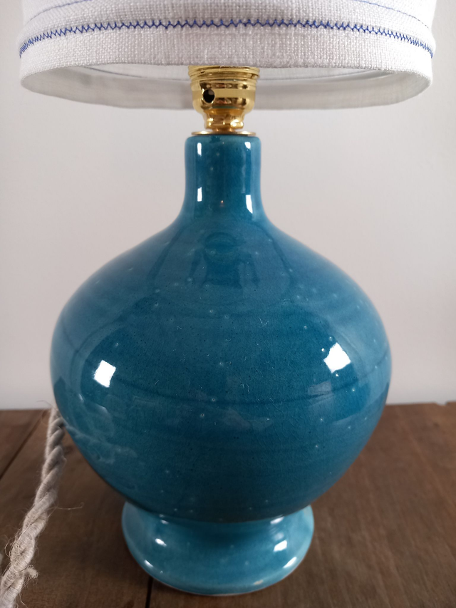 Lampe de table lin artisanale brodée d'un motif marocain - pied de lampe artisanal en céramique bleue Française