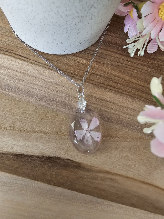 đż Collier Larmes de Nature -"Ăclosion Intemporelle"â La dĂ©licatesse dâune fleur Ă©ternelle đż