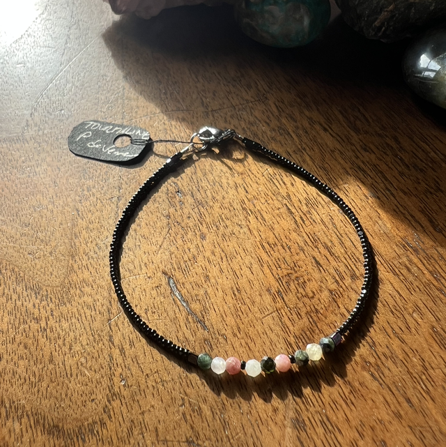Bracelet fin en Tourmaline facettées et perles de verre noires