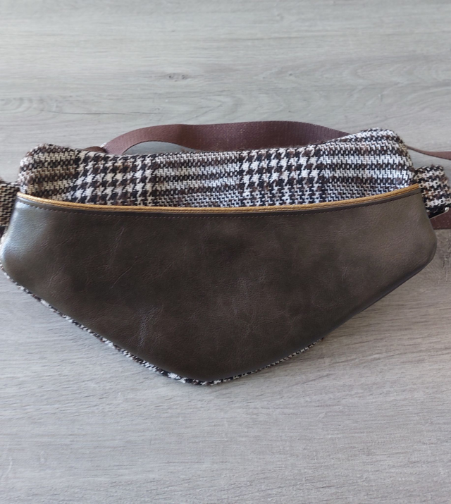 Sac banane en simili cuir marron et lainage