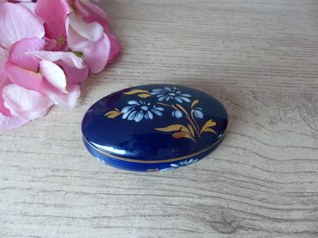 Boîte à bijoux en porcelaine de Limoges Atelier d’Art DM – décor main fleurs blanches sur fond bleu cobalt – style romantique shabby chic