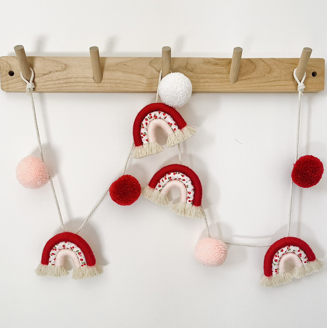Guirlande arcs-en-ciel et pompons avec biais de coton à personnaliser