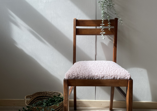 Chaise en bois et sa « moumoute »