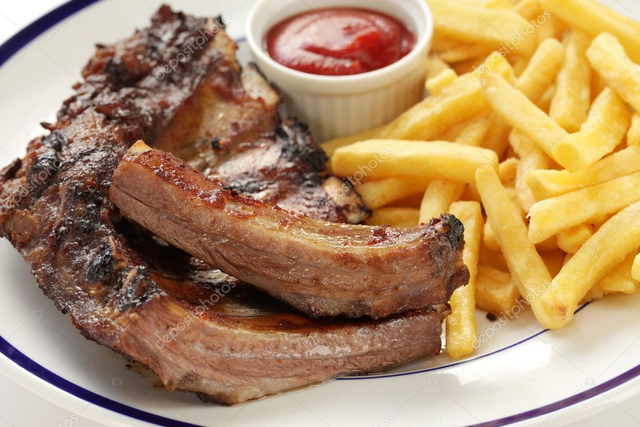 ribs di maiale cotte a bassa temperatura accompagnate da patatine fritte 