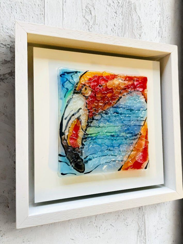 Flamingo in Blue - Glas sculptuur 10x10 - op wit aluminium 14x14 - in wit houten baklijst 17x17 