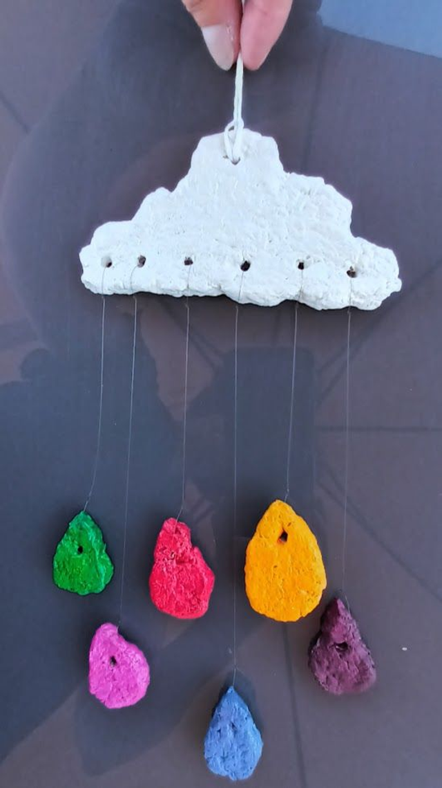 MOBILE PETIT NUAGE AVEC GOUTTES D'EAU , en papier mâché, fait main, décoration ou cadeau unique, 28 cm de hauteur total