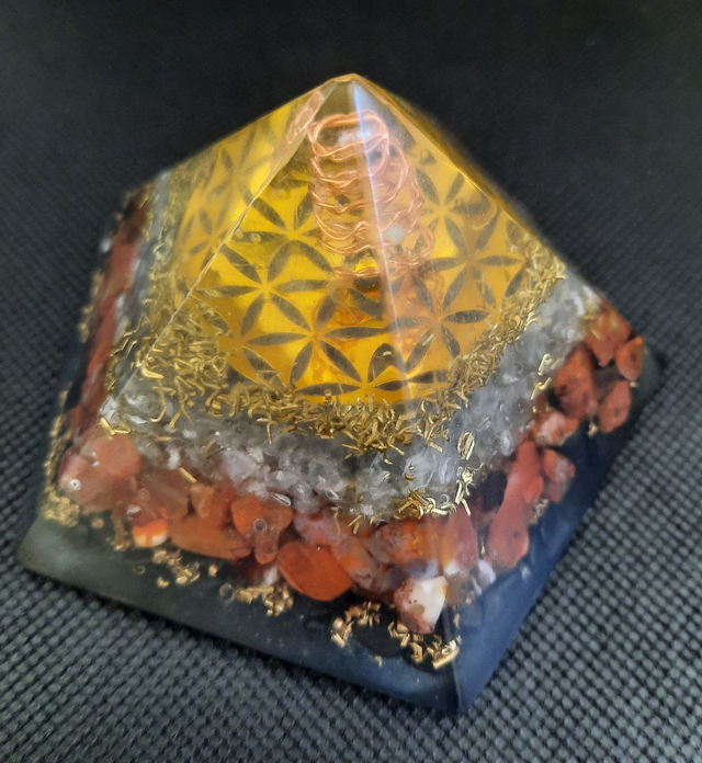 Pyramide Orognite Pentagone Célestite / Cornaline orange / Shungite