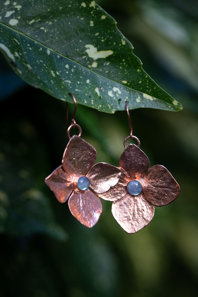 Boucles d’oreille Hortensia labradorite