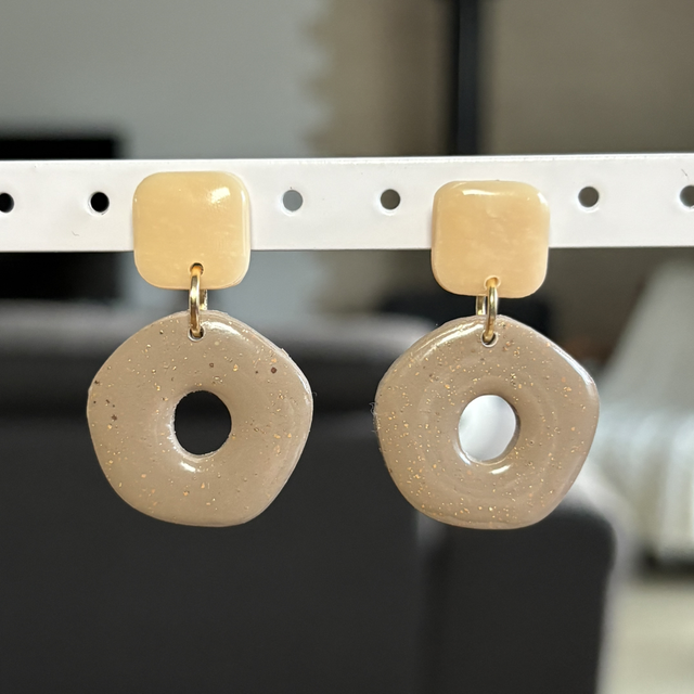 Boucles d'oreilles pendantes taupe et beige 