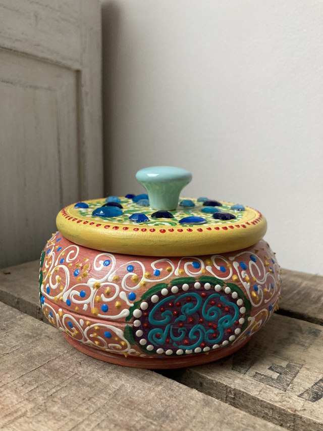 Boite ronde en bois multicolore