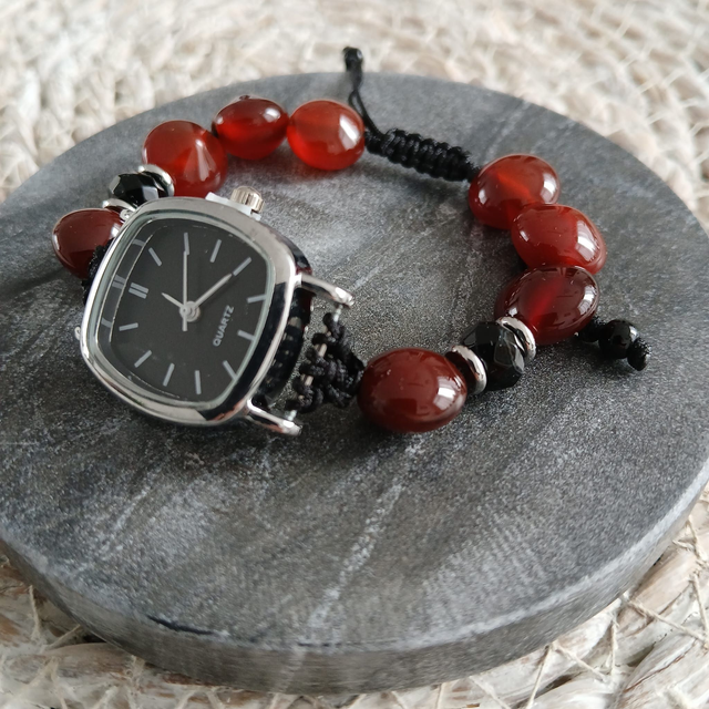 Dames horloge zilverkleurig met Carneool en Onyx – Smalle handgeknoopte band (1.319)