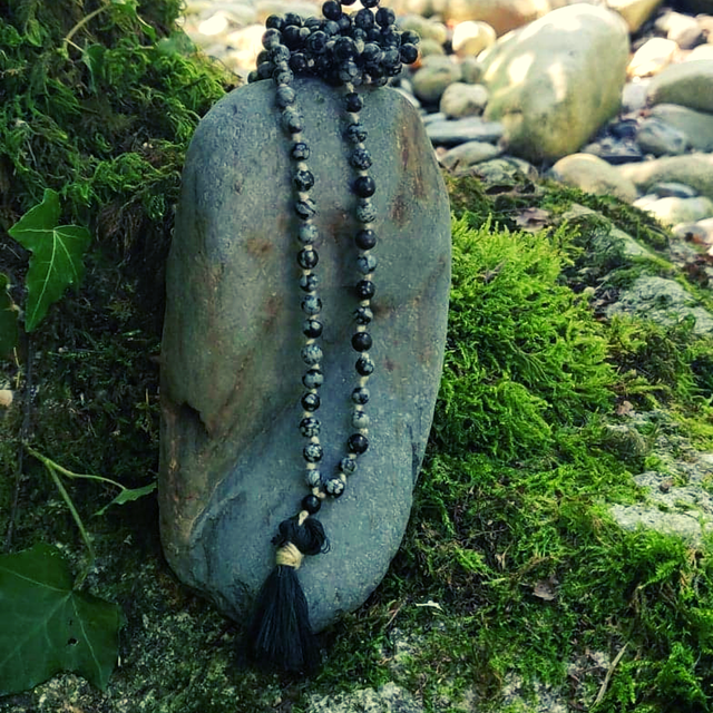 Obsidienne Flocons De Neige Malas 108 perles 6 mm