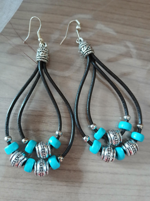 Boucles d&#039;oreilles pendantes en cuir brun 