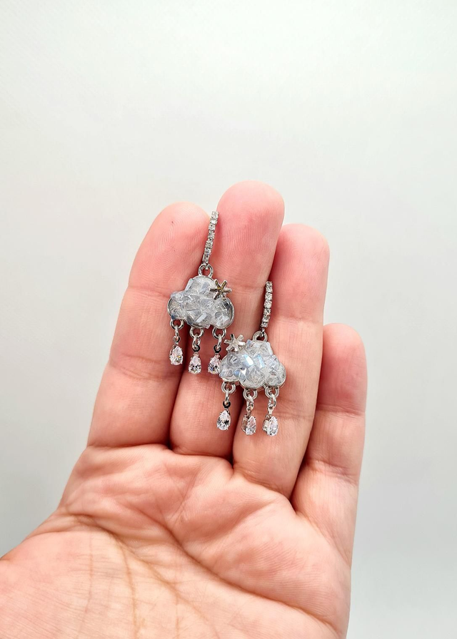 Dormeuses strass "Misty" en acier inoxydable argent avec nuage cristaux gris avec reflets bleutés 