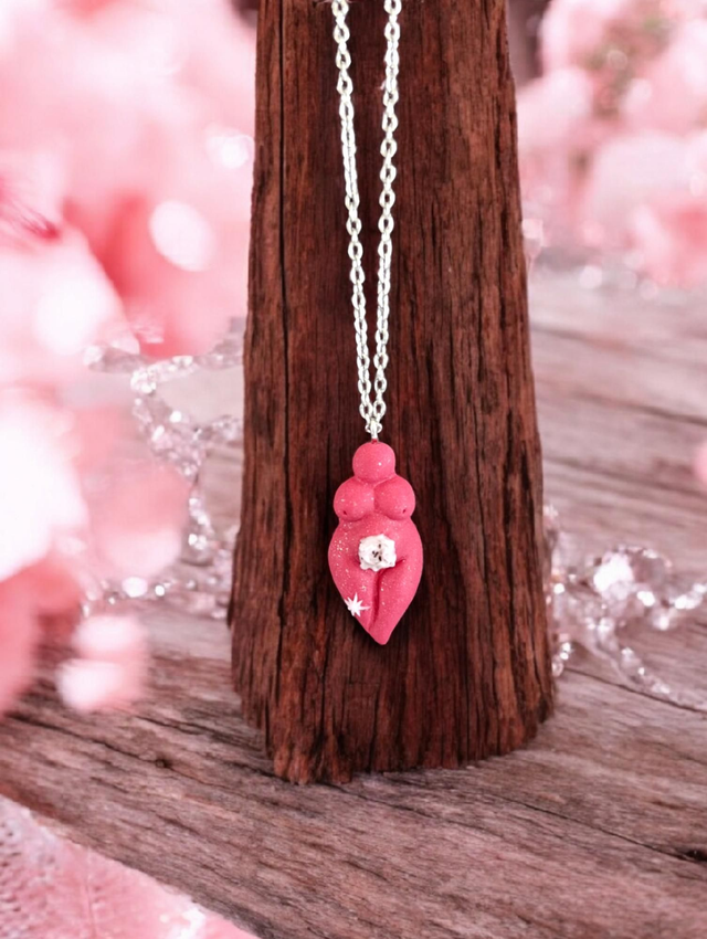 Collier Sacré Déesse Mère ( Corail Rose blanche )