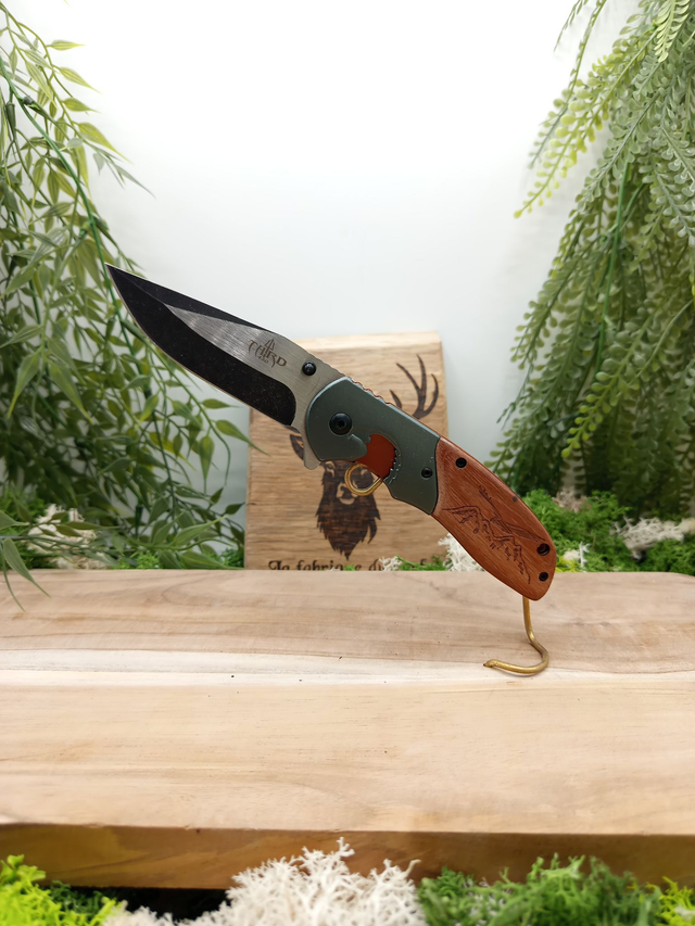 Couteau pliant THIRD – Inox blackwash, flipper & manche bois gravé aigle