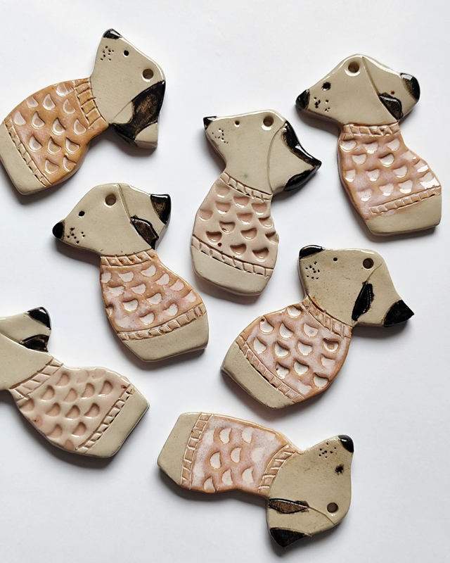 Pieski w różowych sweterkach – zawieszki ceramiczne