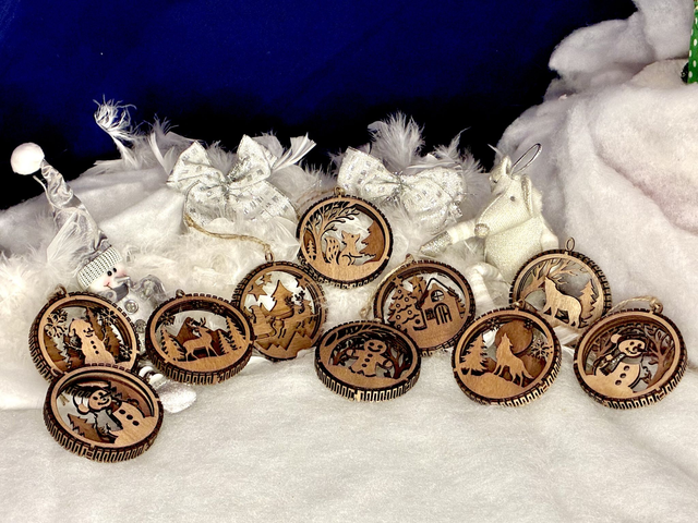 Boules de Noël en bois finition noyer multicouche – Scènes hivernales (10 modèles au choix)