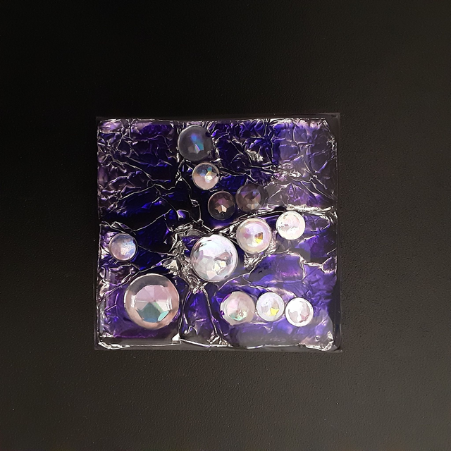 Broche grand carré collection alu-fond aluminium et teinte violette-cabochons et sequins