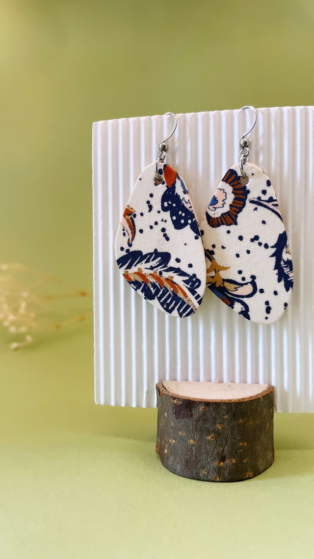 Boucles d'oreilles carton et tissu imprimé forme triangulaire, collection « kashemire » - tons blanc, bleu et orangé
