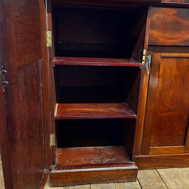 Important Regency Mahogany Breakfront Sideboard with Original Fitted Cellaret - England, circa 1825–1840