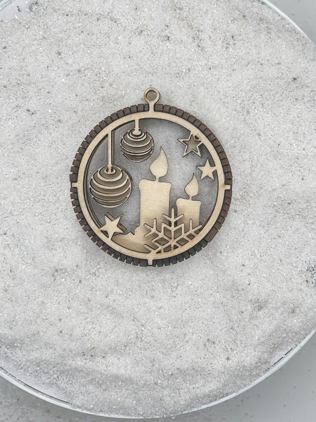 Boule de Noël en bois motif Bougies et boules de Noël.