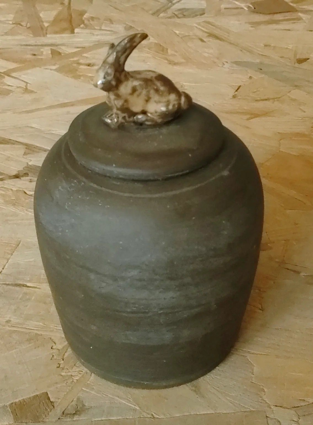 Pot en grès avec couvercle, bouton lapin émaillé