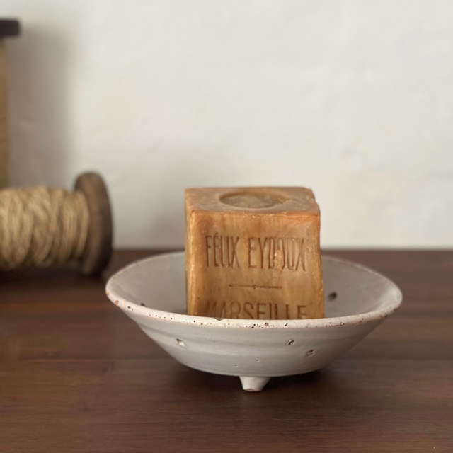 l'assiette égouttoir en terre cuite