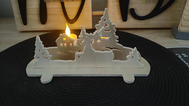 Renne sur fond sapin et maison