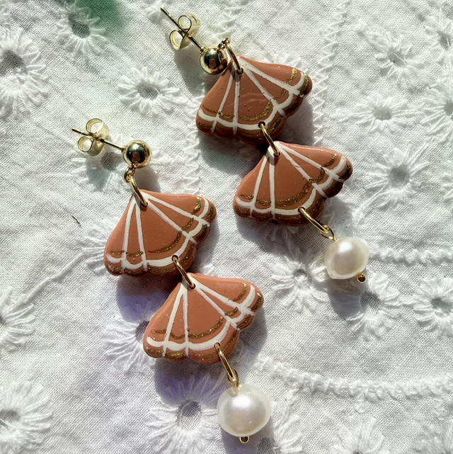 KIARA - Scalloped Clam Seashell Style Earrings with Pearl