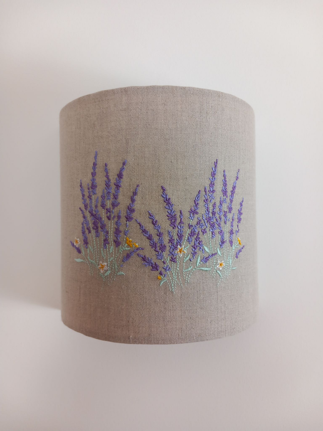 Applique murale lin brodé "Lavande" électrifiée demi-cercle 