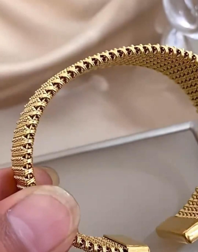 Anti-tarnishing Italian 18K Yellow Gold Plated Bangle.