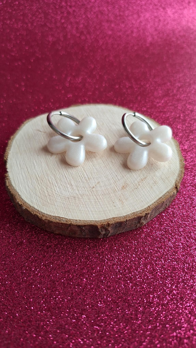 Créoles argentées fleurs blanches 