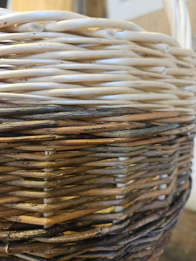 Panier rond en osier blanc et brut