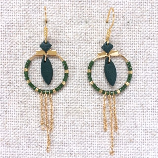 Boucles d’oreilles « Stretto » dorées, cuir vert sapin