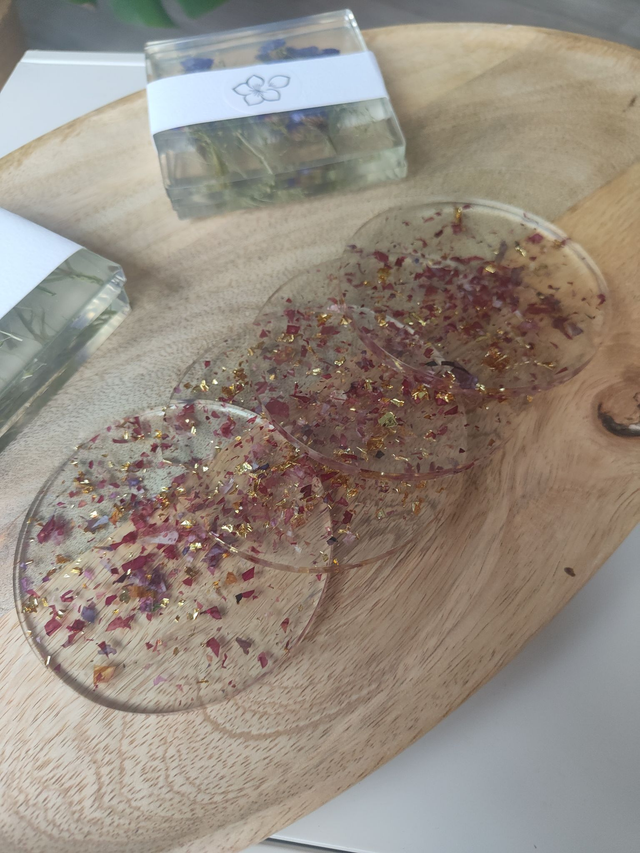 Sous-verres fleurs et résine