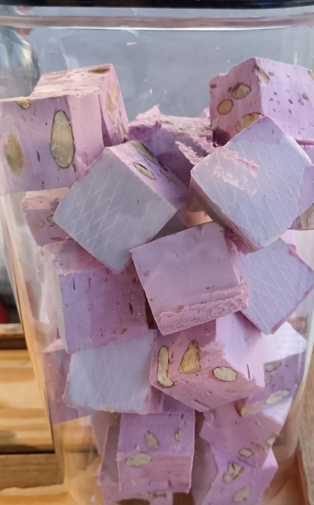 Nougat cassis (Prix au 100gr) 