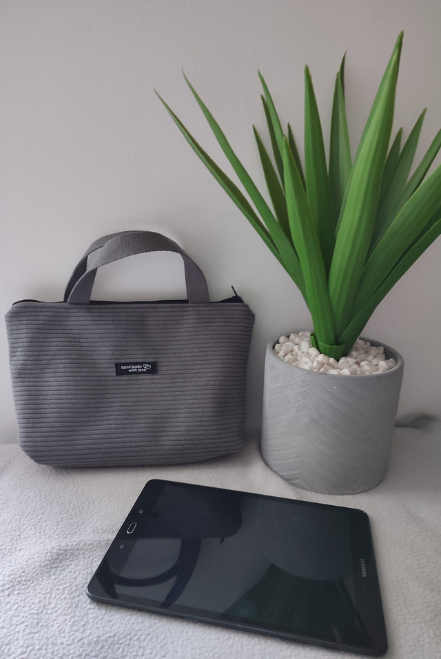 Pochette de rangement et de transport pour tablette couleur gris