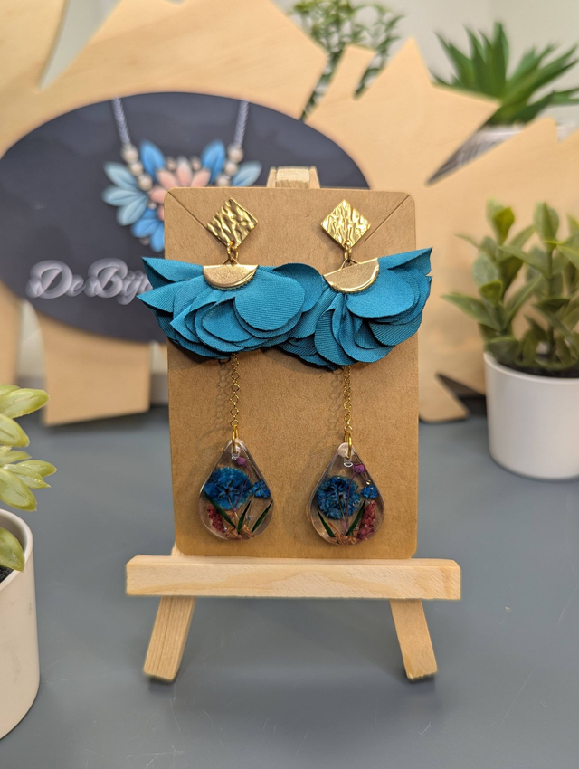 Boucles d'oreilles longue bleu avec fermoir clou doré. 