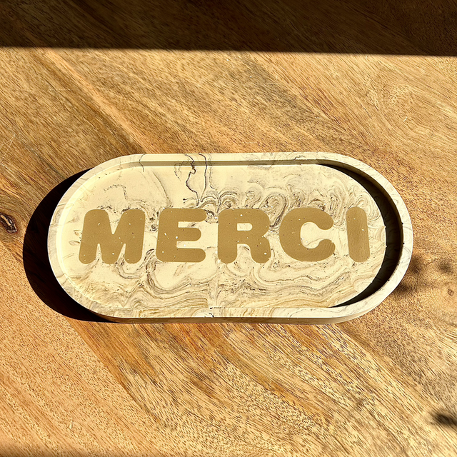 Grand plateau ovale MERCI marbre beige