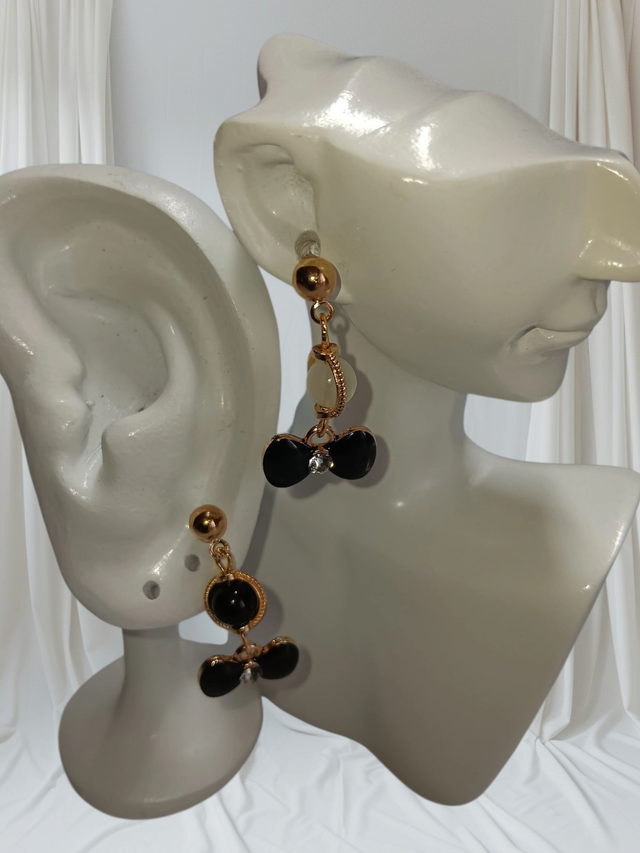 Boucles d’oreilles puces avec charmes noirs