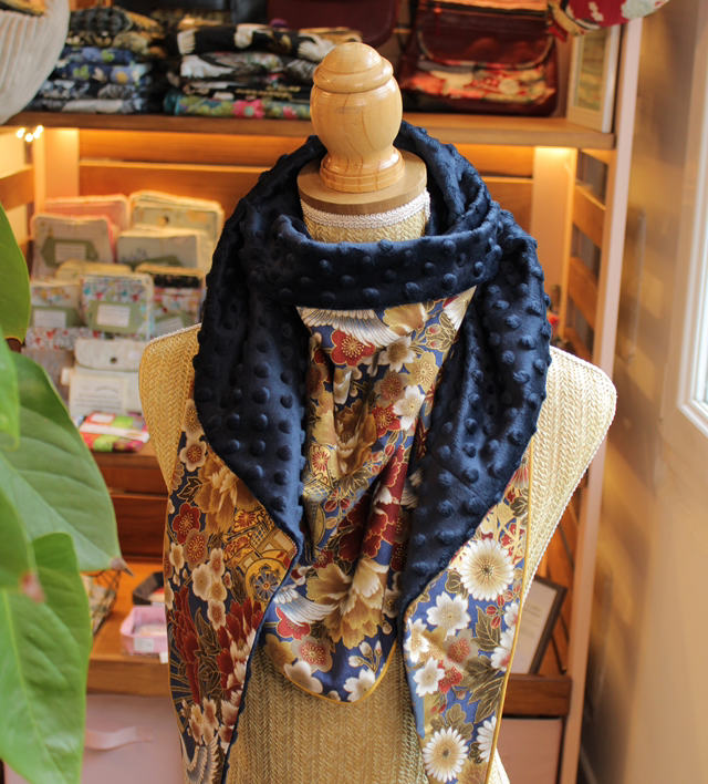 Foulard coton japonais bleu motif grues et fleurs dorées / Le petit atelier de Maya