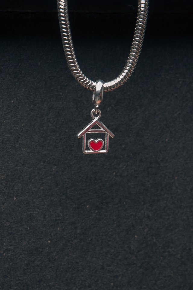 Berloque pingente casa com coração resina 10mm