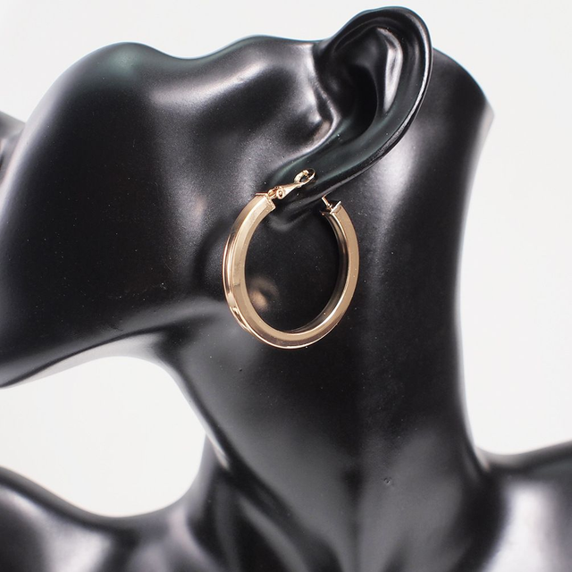 Brincos de argola ⭕ dourada em metal não aço, formato de tubo quadrado.