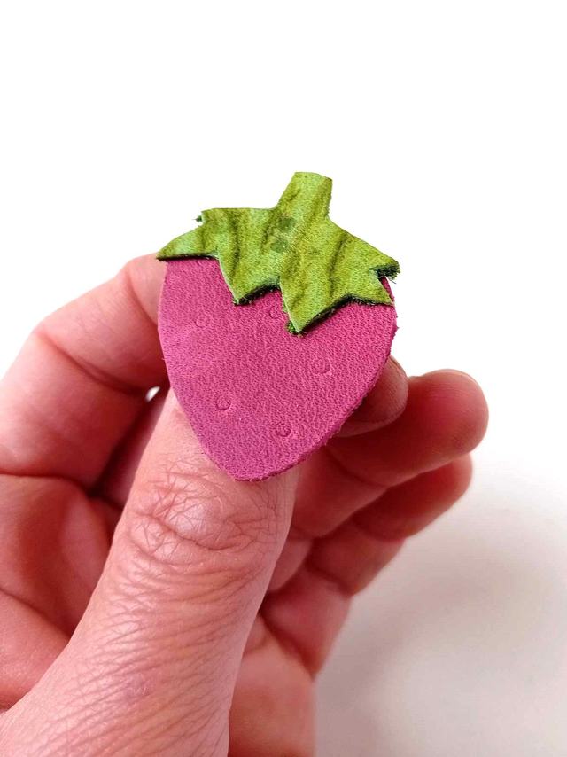 Broche éco-responsable en chute de CUIR et CHAMBRE à AIR de tracteur - Fraise - Pièce Artisanale et Unique
